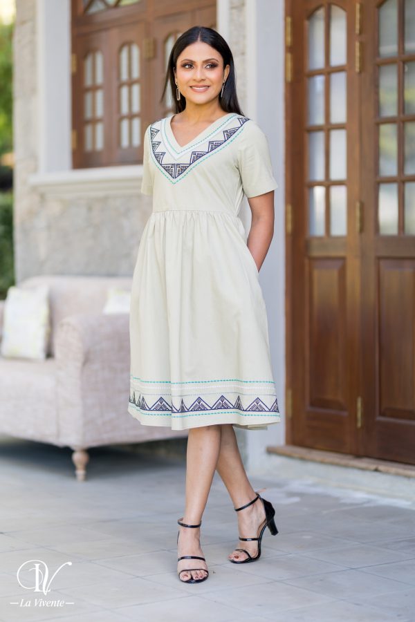 Embroidered V-necked short dress - Image 5