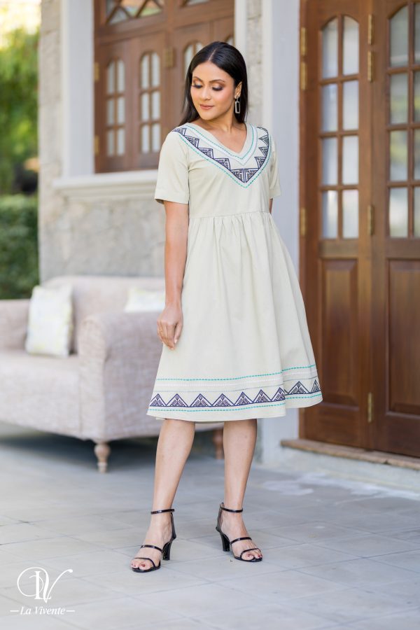 Embroidered V-necked short dress - Image 4