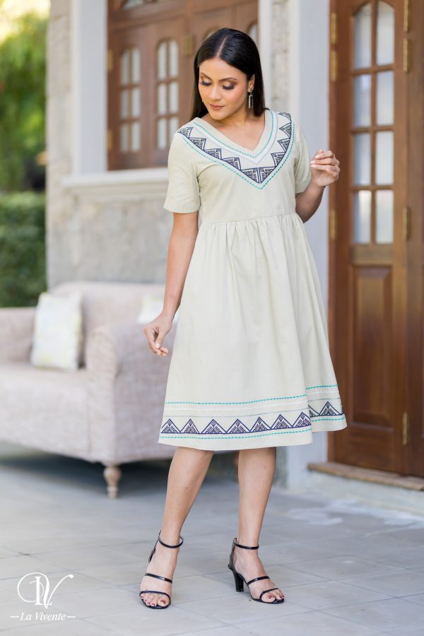 Embroidered V-necked short dress - Image 3