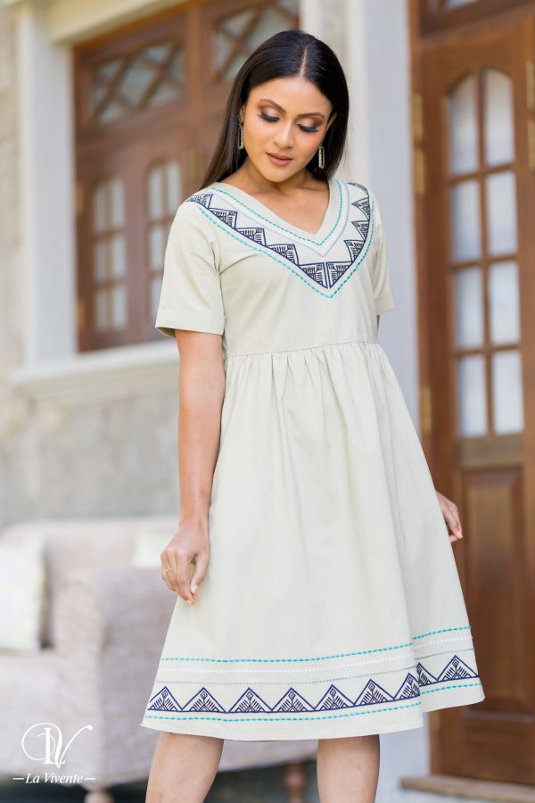 Embroidered V-necked short dress - Image 2