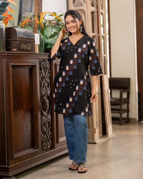 Motif Patterned V-Neck Kurta Top - Image 3