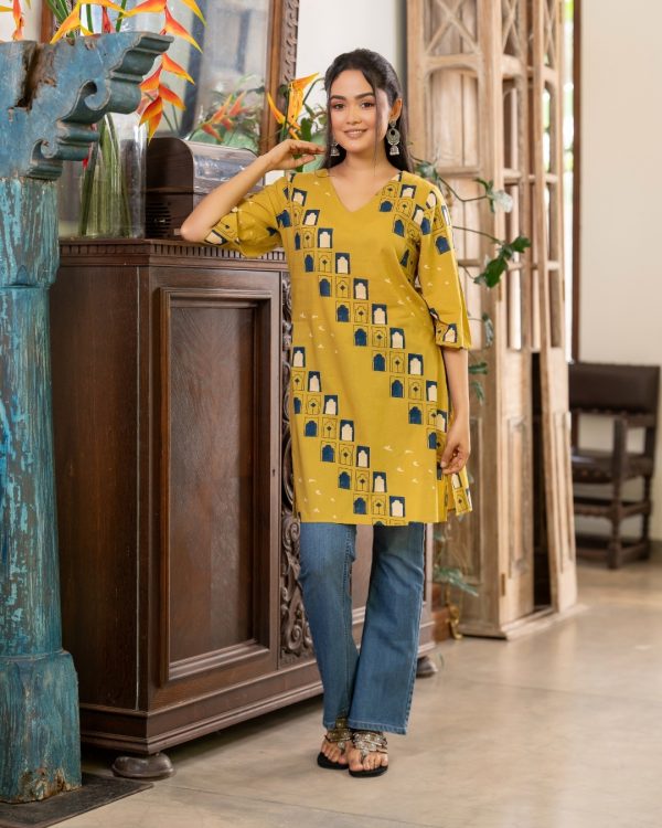 Motif Patterned V-Neck Kurta Top - Image 5